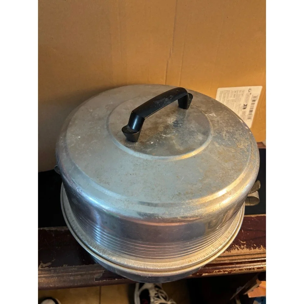 VINTAGE Aluminum Regal Ware Stacking Combination Pie & Cake Carrier / Holder.